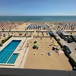 Appartamento Fronte Mare Con Piscina