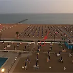 Appartamento Fronte Mare Con Piscina